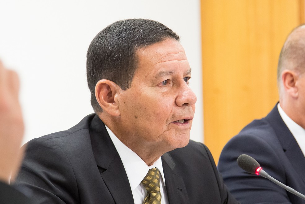 O vice-presidente Hamilton MourÃ£o durante reuniÃ£o em fevereiro no PalÃ¡cio do Planalto â Foto: RomÃ©rio Cunha/VPR