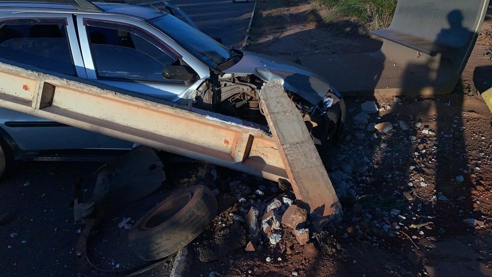 Por pouco, veículo não atingiu ponto de ônibus — Foto: Lucas Machado/TV Anhanguera