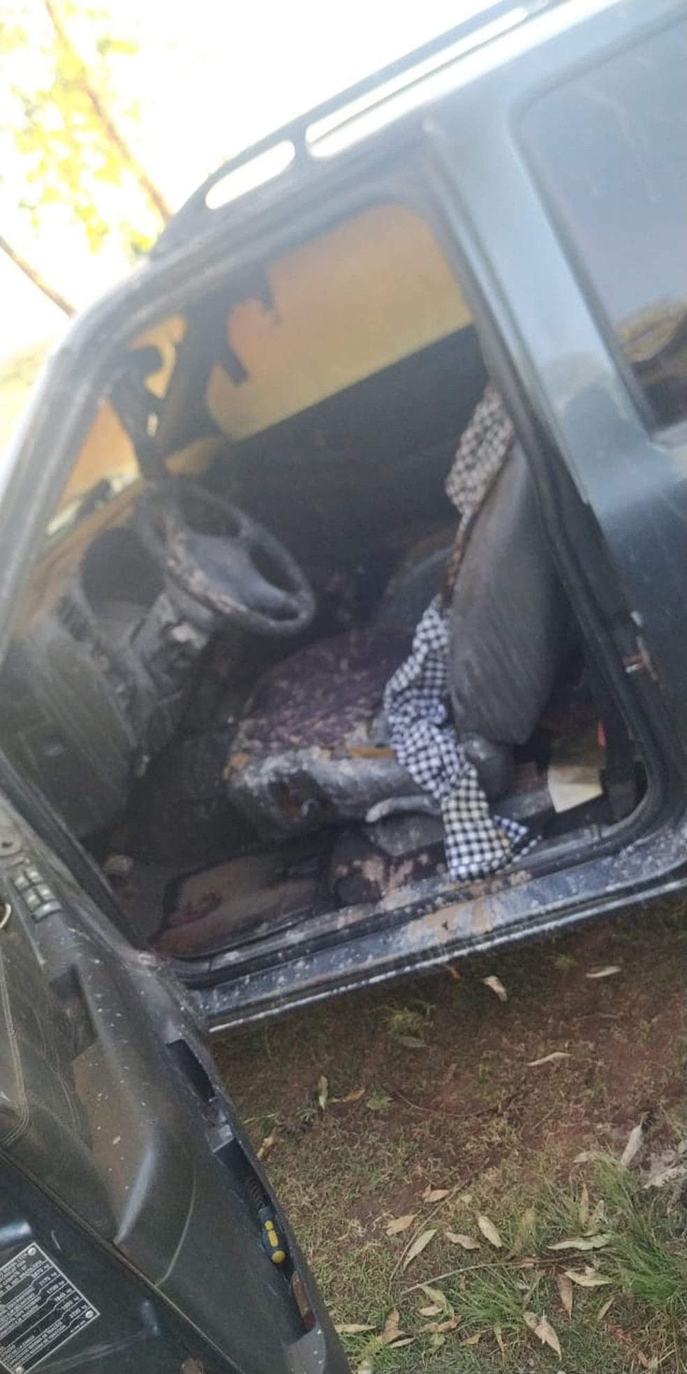 Veículo da vítima também foi encontrado parcialmente incendiado em MS — Foto: Polícia Civil/Divulgação