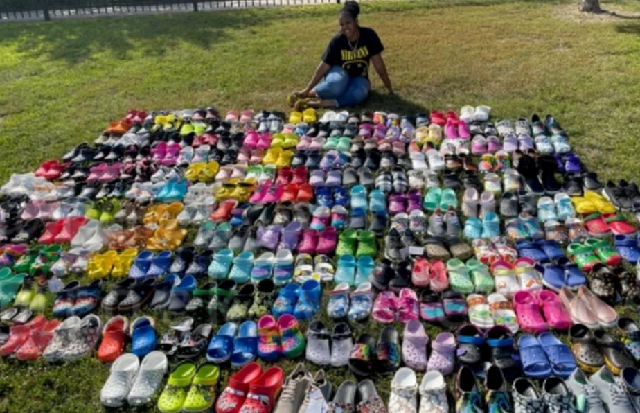 Há 20 anos, Rochelle Burke coleciona Crocs e tem 450 sapatos