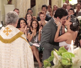 Letícia (Tania Khalill) e Juan Guilherme (Carlos Casagrande) irão finalmente se casar | Reprodução