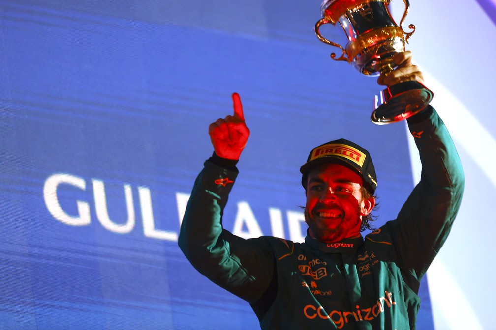 Fernando Alonso comemora o terceiro lugar no GP do Bahrein, abertura da temporada 2023 da Fórmula 1 — Foto: Andy Hone/Aston Martin