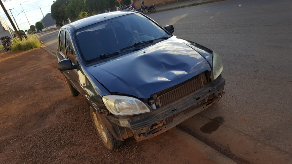 Motorista abandonou o carro e fugiu do local do acidente — Foto: PM-MT/ Divulgação
