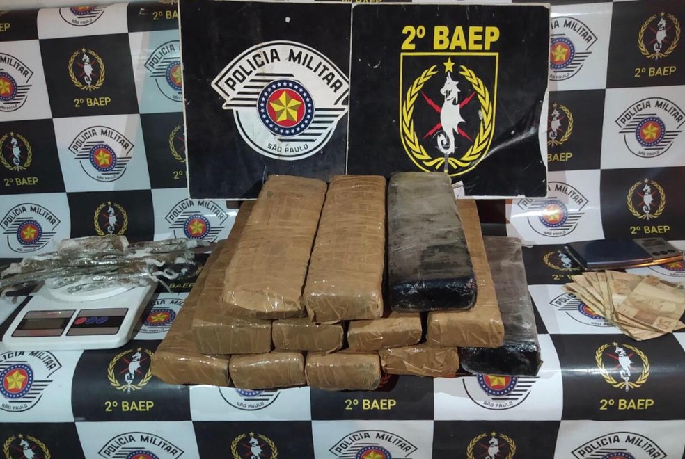 Ao todo, XX de maconha foram apreendidos — Foto: Divulgação/ Policia Militar