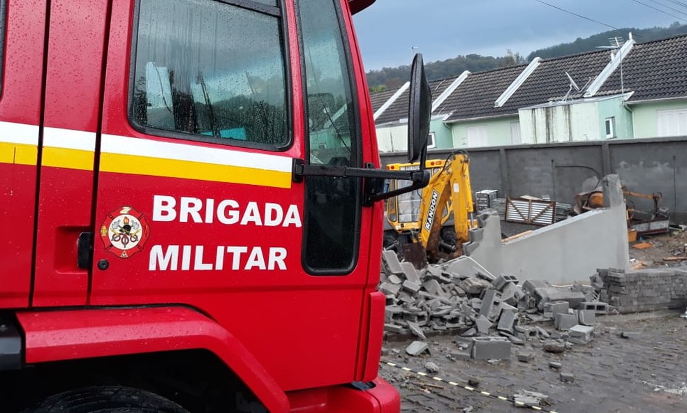 CaminhÃ£o do Corpo de Bombeiros no local onde aconteceu o desabamento em Caxias do Sul (Foto: Marco Matos/ RBS TV)