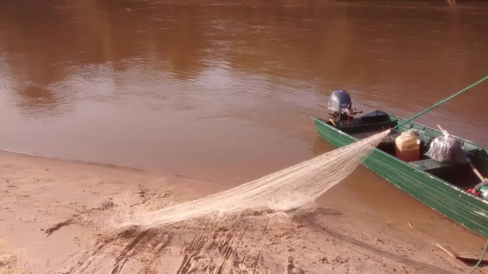Pescadores usavam tarrafa no Rio Aguapeí, em Lucélia (Foto: Cedida/Polícia Militar Ambiental)