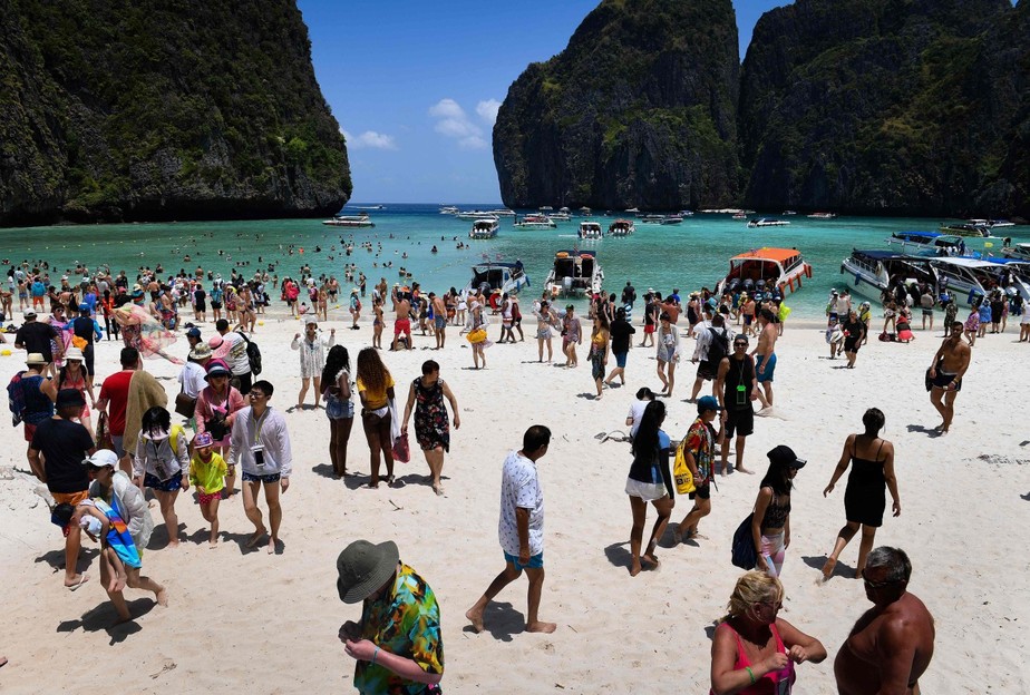 Turistas na praia de Maya Bay, na Tailândia