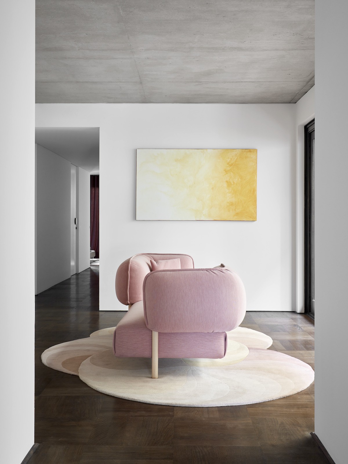CORREDOR | O sofá Tender Vis-A-Vis, da Moroso, traz um ponto focal de cor para o ambiente ao lado de muito conforto e aconchego para família (Foto: Divulgação / Jack Lovel)