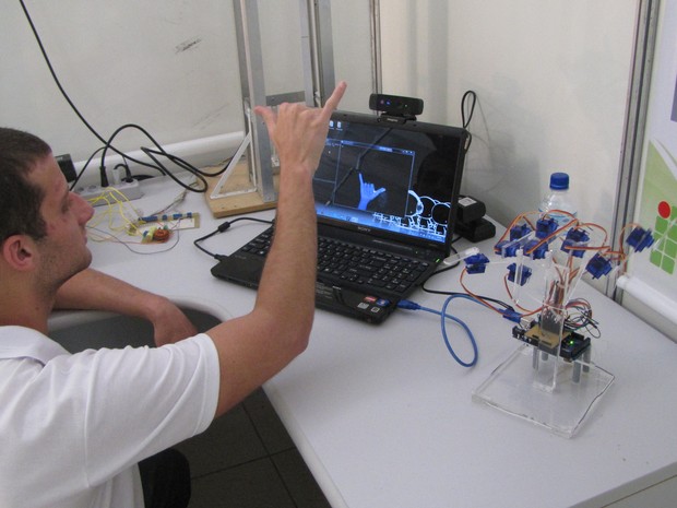 Kevin faz parte de um grupo de pesquisa do IFSC que trabalho no desenvolvimento de aparelhos automatizados a partir da interação de gestos humanos com a eletrônica (Foto: IFSC/Divulgação)