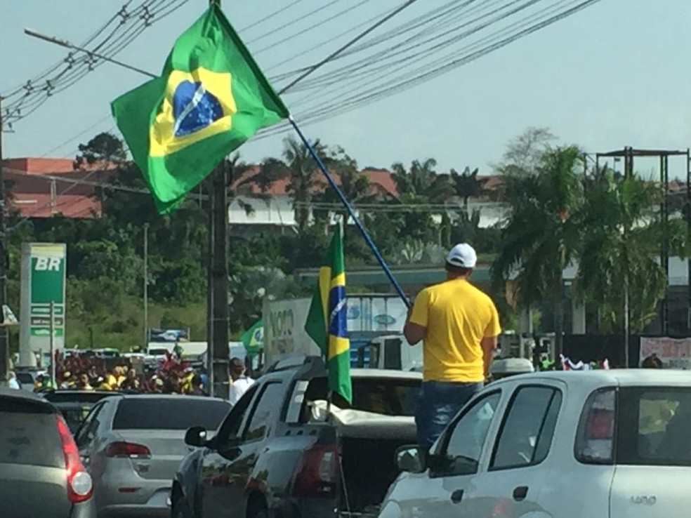Manifestantes fazem carreata a favor de Bolsonaro e do vogo impresso em Manaus — Foto: Iranilson Valente/ Rede Amazônica
