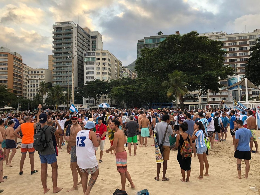 Argentinos ocupam Posto 4 de Copacabana — Foto: Larissa Cetano/G1