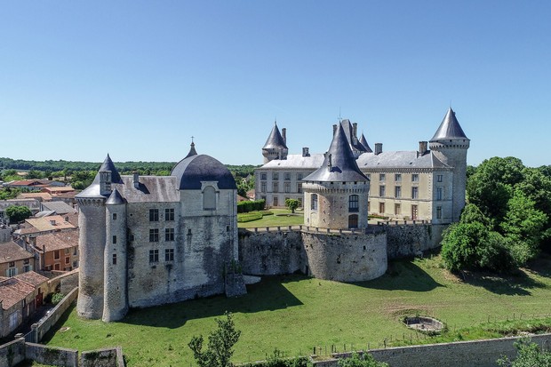 Castelo do século 11 com 14 quartos na França está à venda por R$ 18,5 milhões (Foto: Divulgação)