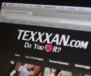 Site de pornografia site Texxxan.com publicou fotos roubadas de celulares e computadores de mulheres. (Foto: BBC)
