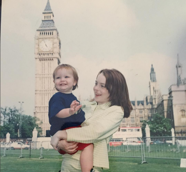 Lindsay Lohan com seu irmão Cody no colo em uma foto antiga (Foto: Instagram)