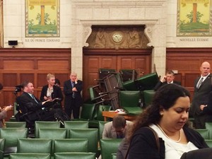 Deputados que estavam no Parlamento canadense, em Ottawa, montaram uma barricada cm cadeiras quando ouviram tiros disparados dentro do edifício nesta quarta-feira (22) (Foto: REUTERS/MP Nina Grewal/Handout)