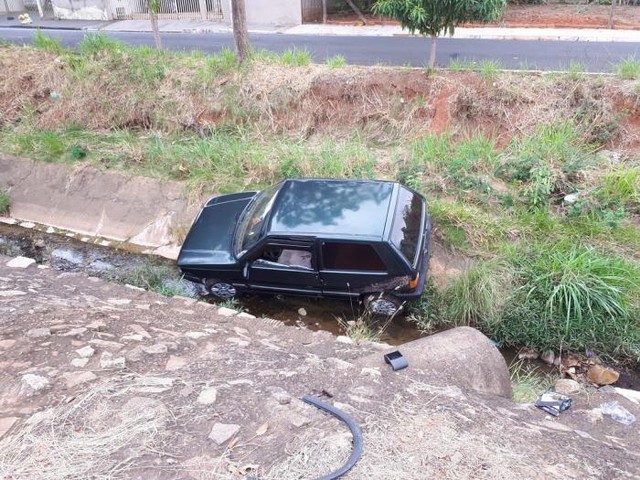 Motorista cai com o carro em canaleta de avenida em Jales