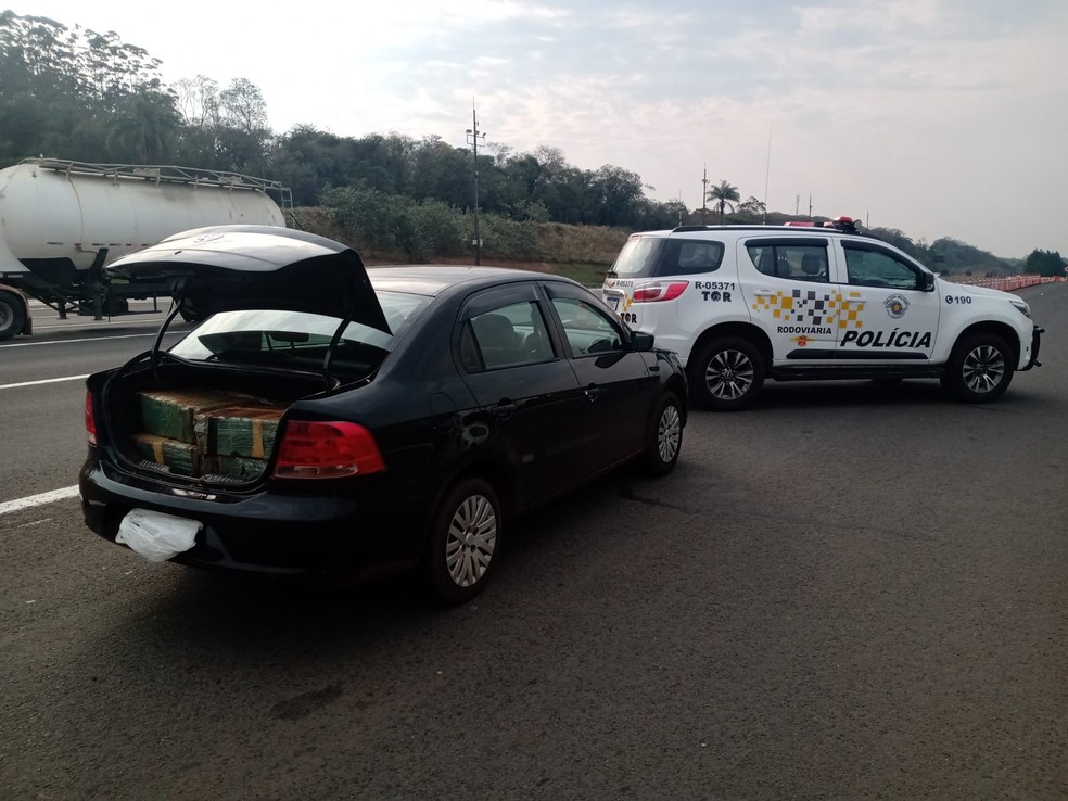 Carro foi abordado próximo ao pedágio da Castello Branco em Itatinga  — Foto: Polícia Rodoviária / Divulgação