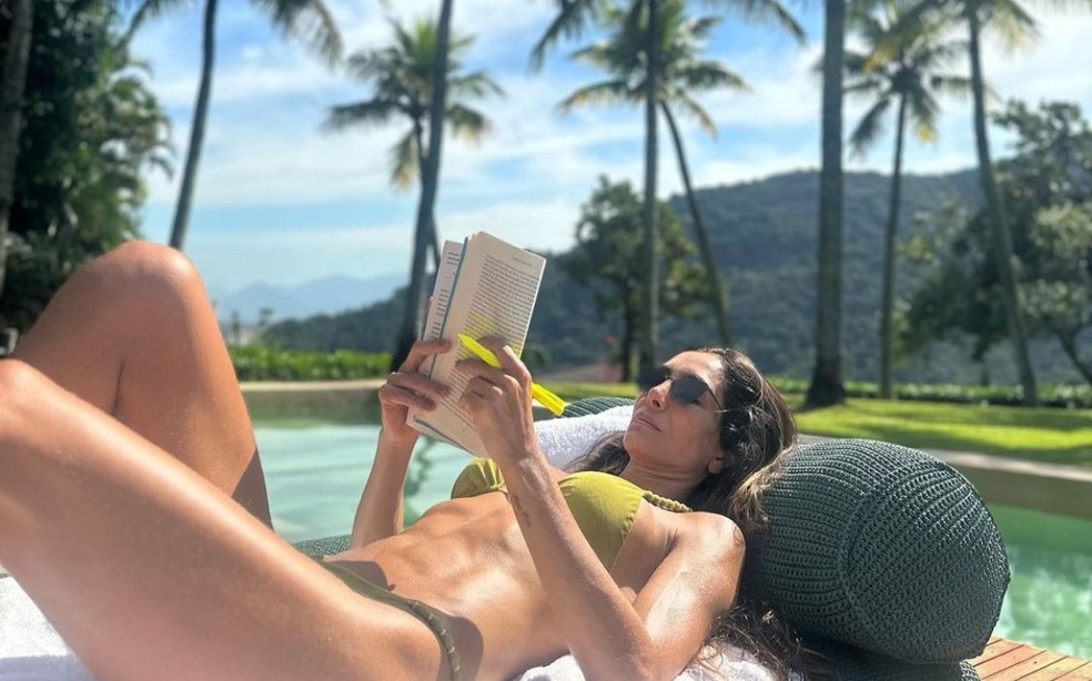Andréa Santa Rosa, mulher de Marcio Garcia, relaxa na piscina da mansão do casal — Foto: Instagram