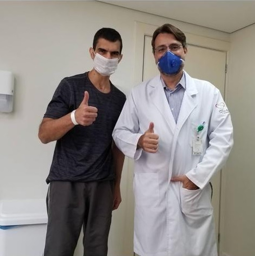 Cristiano Gomes com o médico Ricardo Gontijo — Foto: Arquivo pessoal/Cristiano Gomes