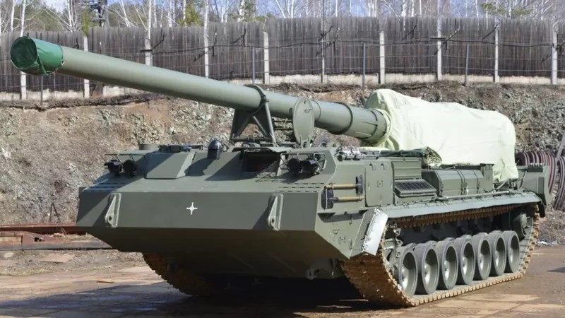 As forças russas podem disparar pequenas ogivas nucleares usando artilharia convencional, como a arma autopropulsada 'Malka' (Foto: Getty Images via BBC News)