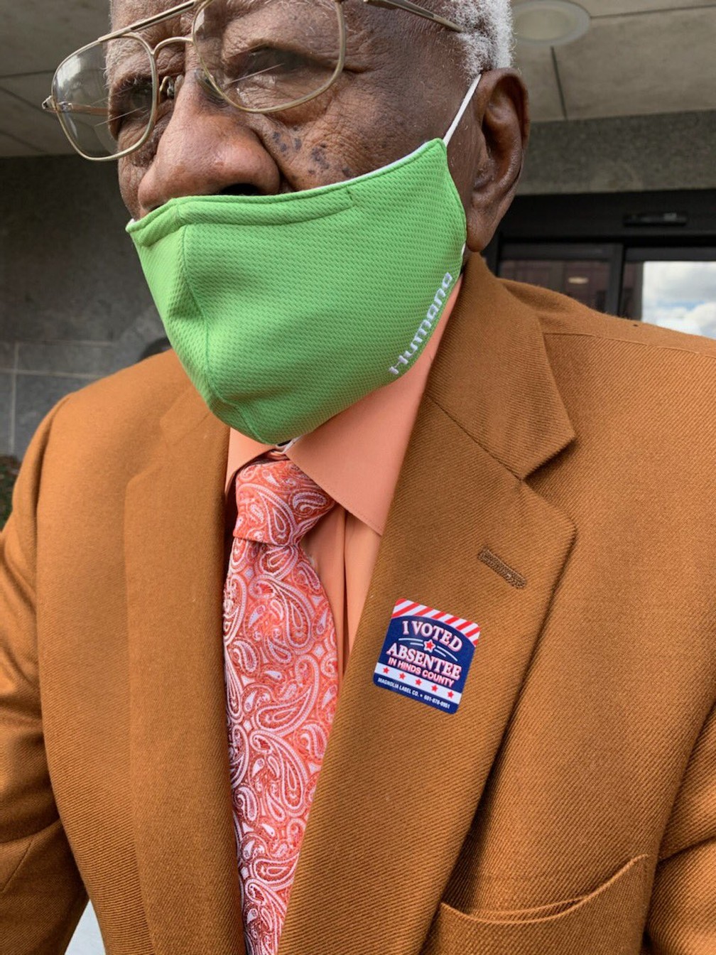 Foto mostra o eleitor Robert H. Smith Sr, de 99 anos, votando nas eleições presidenciais dos EUA — Foto: Rhonda Smith