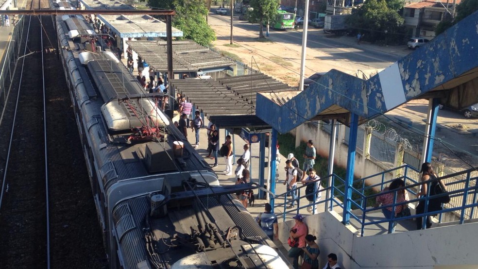 TÃ©cnicos vistoriam trem na estaÃ§Ã£o de Edson Passos â€” Foto: DivulgaÃ§Ã£o / SuperVia