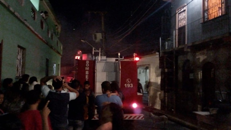 Bombeiros foram acionados na noite deste domingo (8) (Foto: DivulgaÃ§Ã£o/Bombeiros)