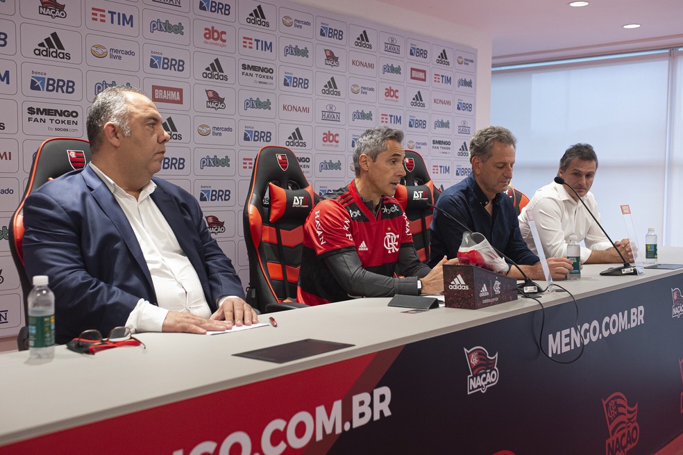 Marcos Braz, Paulo Sousa, Rodolfo Landim e Bruno Spindel em apresentação do novo técnico do Flamengo — Foto: Alexandre Vidal/CRF
