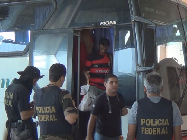 Passageiros de ônibus foram obrigados a descer e PF colheu impressões digitais para localizar dono do material (Foto: Reprodução/TV Amapá)