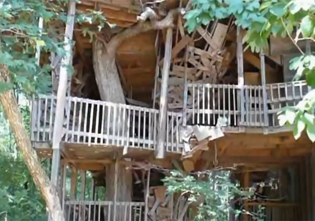 Horace Burgess levou 11 anos para construir a casa na árvore. (Foto: Reprodução/YouTube)