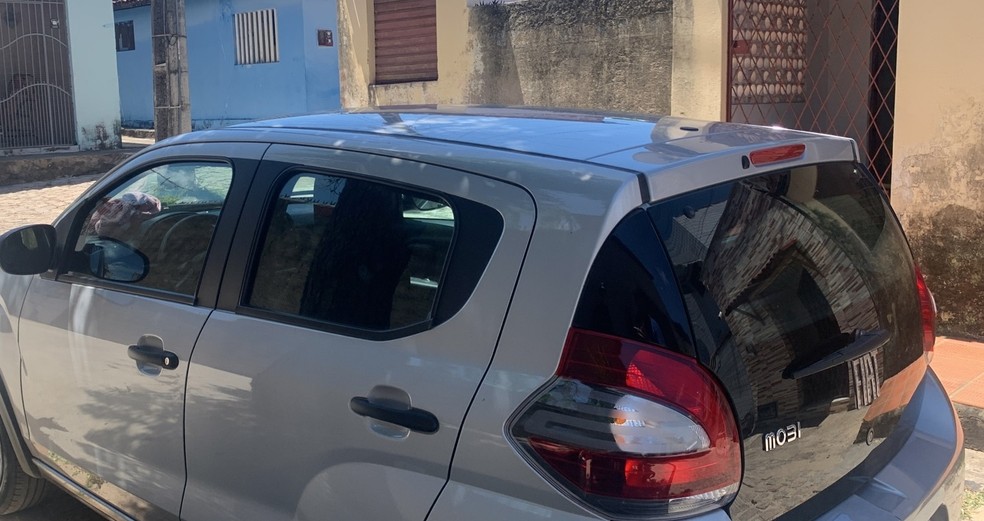 Carro tomado de assalto pelo criminoso após homicídio — Foto: Emerson Medeiros/Inter TV Cabugi