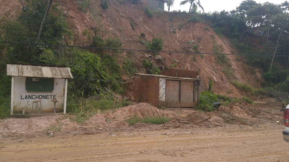 Barreira desliza sobre a rodovia AL-101 Norte, em Maragogi (Foto: 6&ordm; BPM)