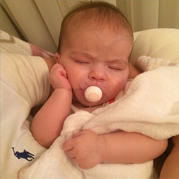 Em sono profundo a 'princesa' Valentina (Foto: Reprodução / Instagram)