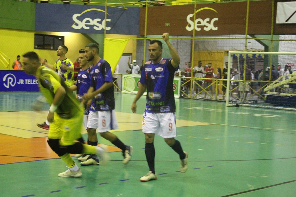 Iate goleou Casa Nova na estreia da Copa TV Grande Rio de Futsal — Foto: Emerson Rocha / ge Petrolina