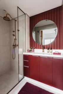 O tom vibrante é o destaque do banheiro, com marcenaria executada pela Rami. Projeto da arquiteta Patrícia Campanari