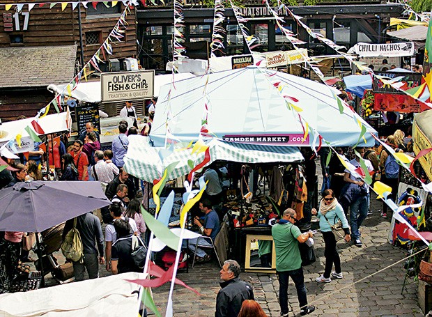 Vista da rua do Camden Lock Market, que reúne mercado de pulgas, lojinhas de roupa e balcões de comida e bebida (Foto: Divulgação)