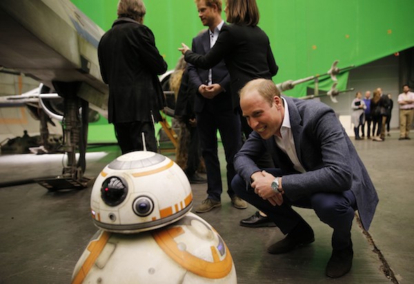 O príncipe William conversa com BB-8 (Foto: Getty Images)