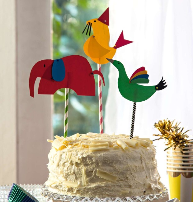 Com papel colorido e tachinhas, você faz uma turma animadíssima para decorar o bolo. Canudos Shopfesta, bolo Magavilha, prato de bolo e espátula Tok & Stok, acessórios de festa Mimoo Toys’n Dolls (Foto: Cacá Bratke/Editora Globo)
