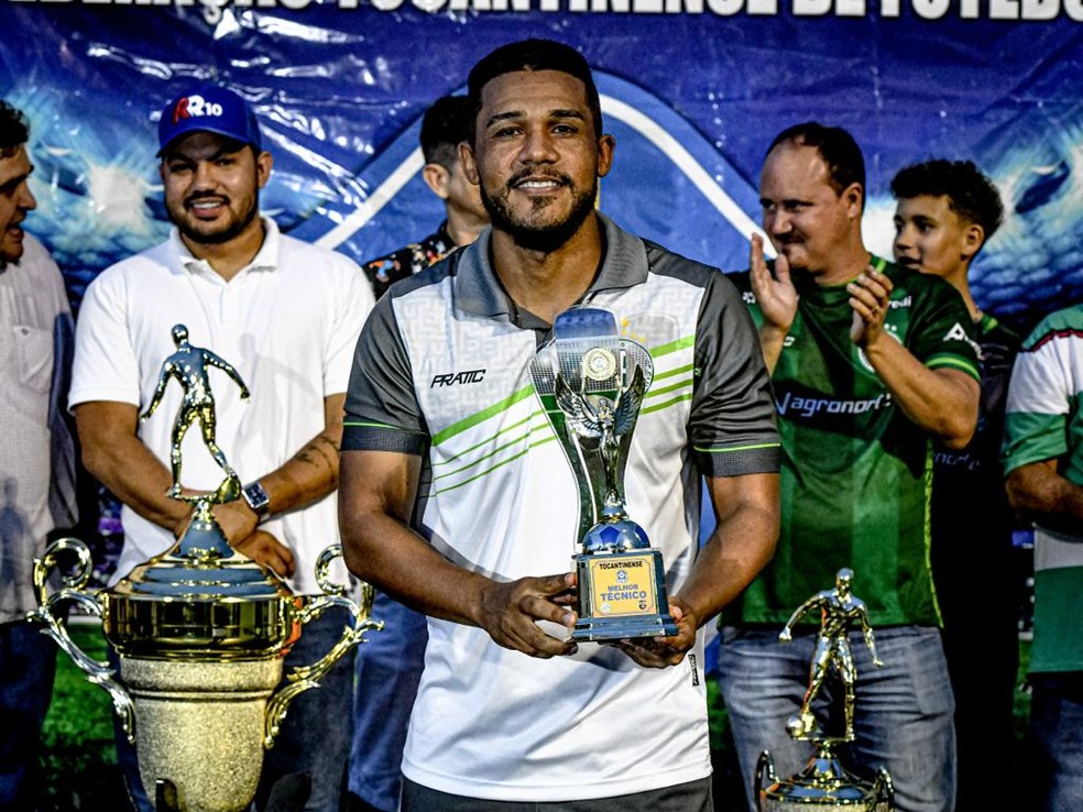 Jairo Nascimento recebeu o prêmio de melhor técnico da competição — Foto: Gabriel Dias/Tocantinópolis