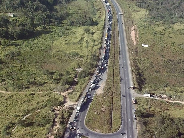 Em outro ponto da rodovia, protesto também causava retenção. (Foto: Reprodução/TV Globo)
