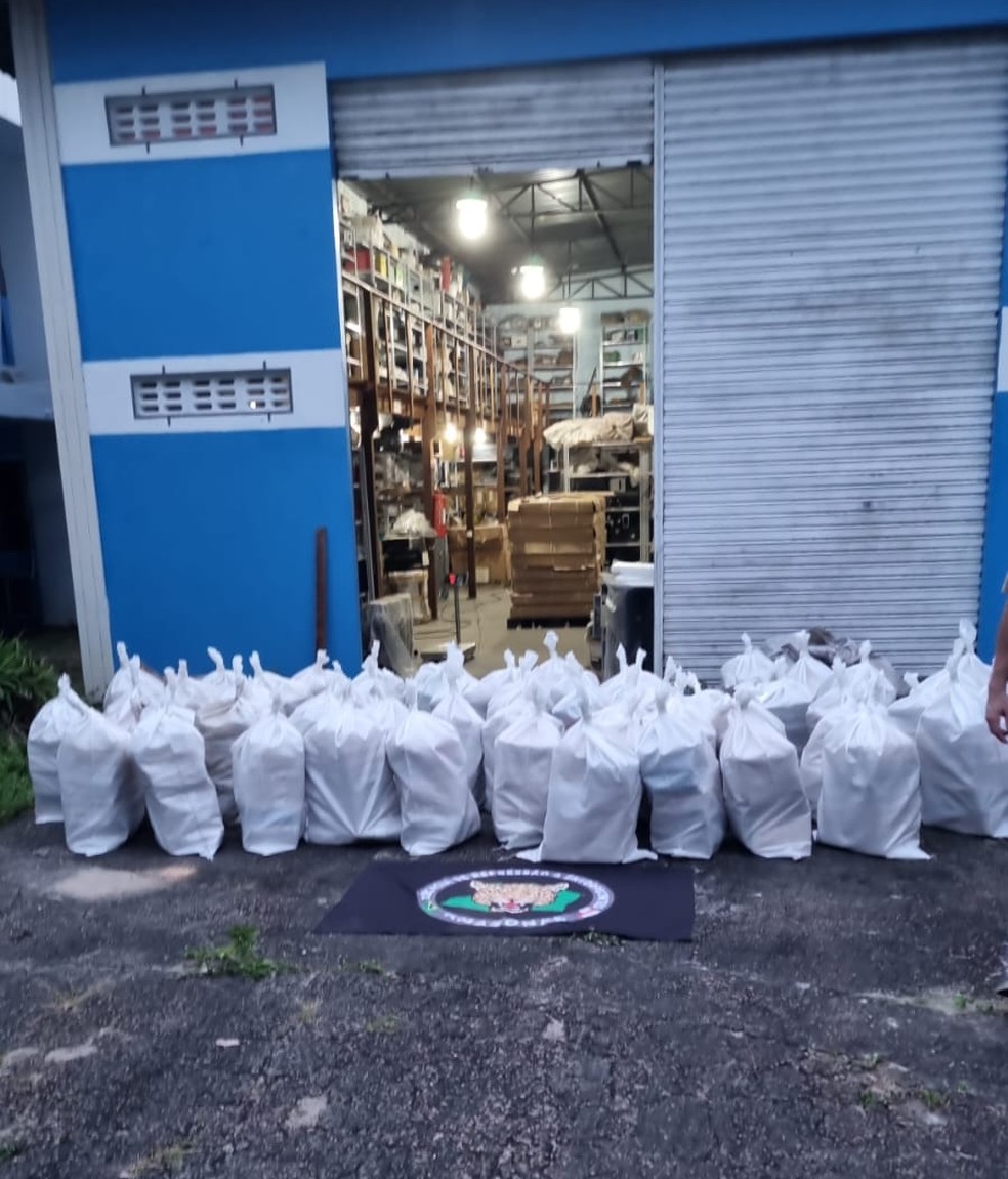 A droga estava escondida em fundo falso de uma embarcac?a?o que navegava pelo rio Solim&otilde;es. &mdash; Foto: PF/divulga&ccedil;&atilde;o