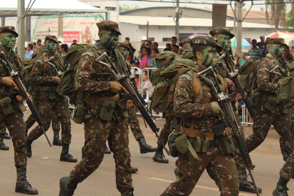 Exército participa de desfile militar na capital de Rondônia.  (Foto: Pedro Bentes/G1)