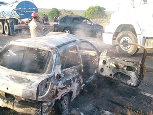 Veículo foi completamente destruído pelas chamas (Foto: Ítallo Timóteo/Radar89.com.br)