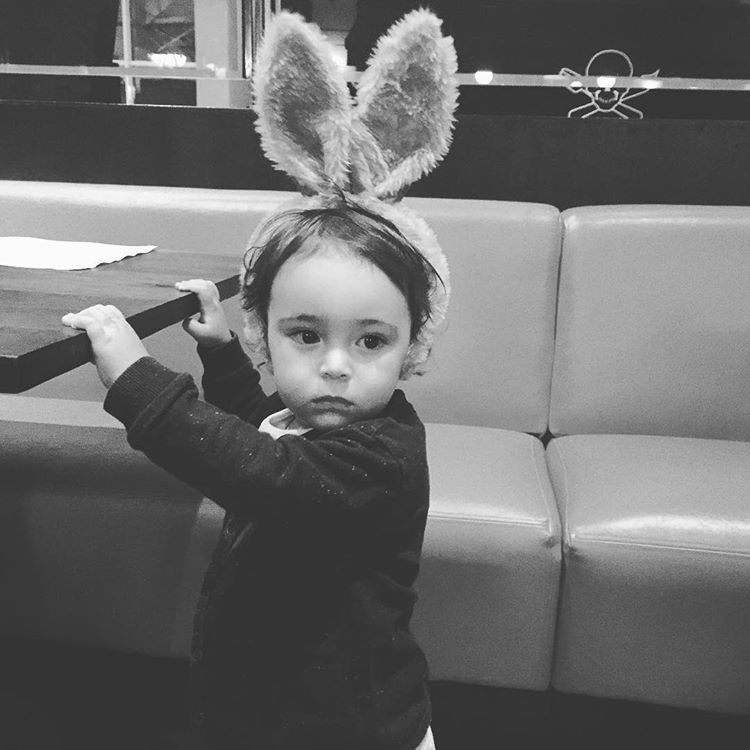Tainá Müller compartilha clique do filho com orelhinhas de coelho (Foto: Reprodução/Instagram)