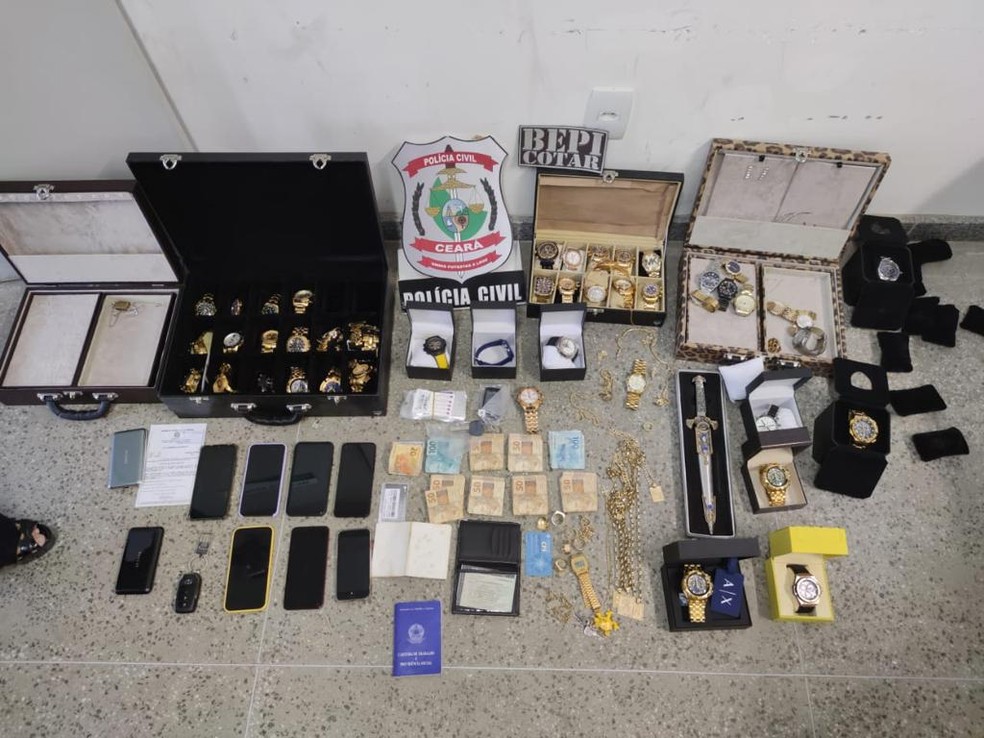 Policiais apreenderam dezenas de joias, relógios, aparelhos celulares E 29 chips telefônicos com o criminoso. — Foto: Reprodução