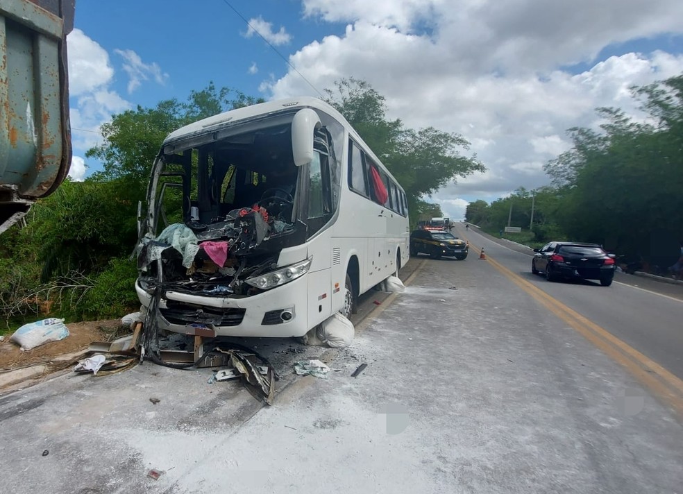 O motorista do ônibus e pelo menos dez passageiros ficaram feridos — Foto: Divulgação/PRF
