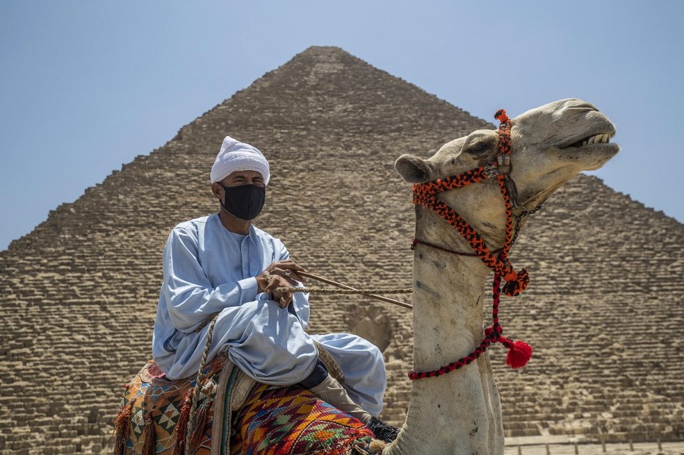 Guia próximo a pirâmide de Gizé  — Foto: Khlaed Desouki/AFP