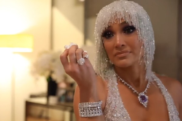 Jennifer Lopez se emociona ao colocar vestido de Luigi Massi (Foto: Reprodução / YouTube)