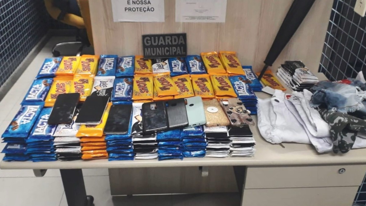 Três pessoas são apreendidas após furtarem mais de 300 barras de chocolate em shopping, em Vila Velha, ES