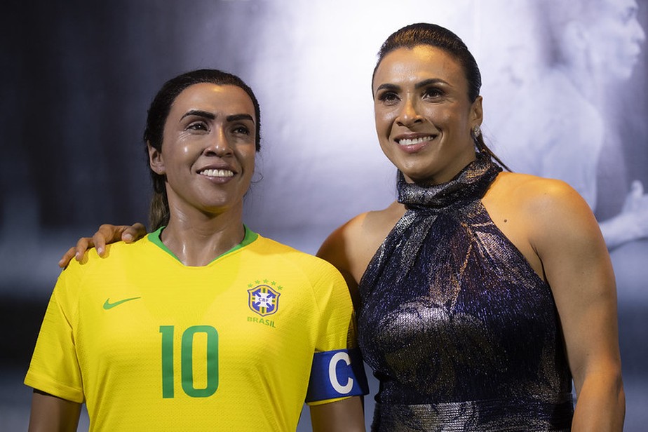 Marta e sua estátua de cera, que será exibida no museu da seleção brasileira da CBF
